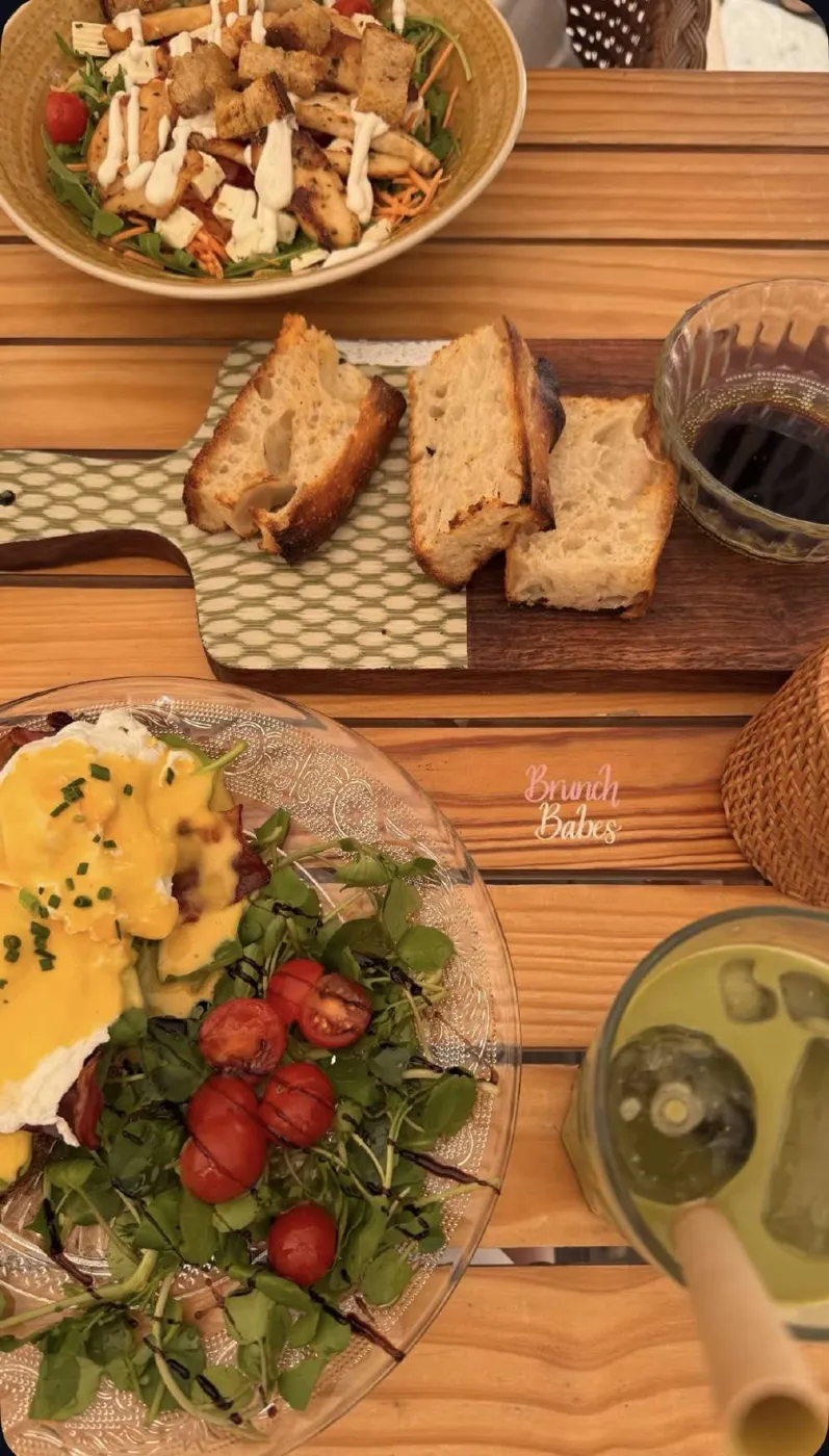Brunch para dois com pão de massa-mãe e matcha gelado