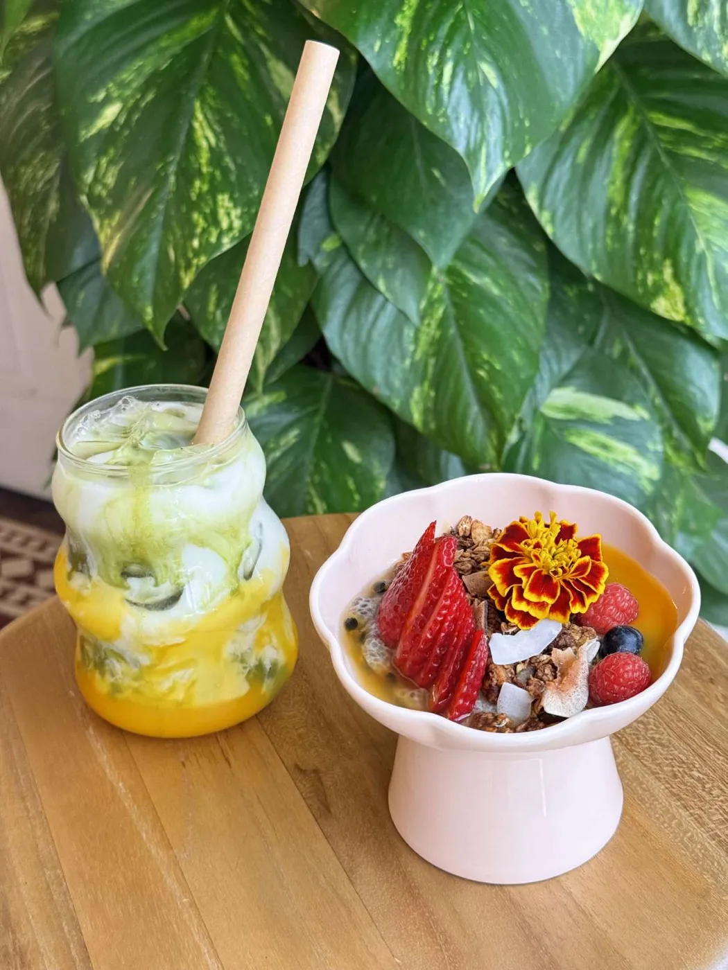 Matcha com manga e um bowl de granola e fruta