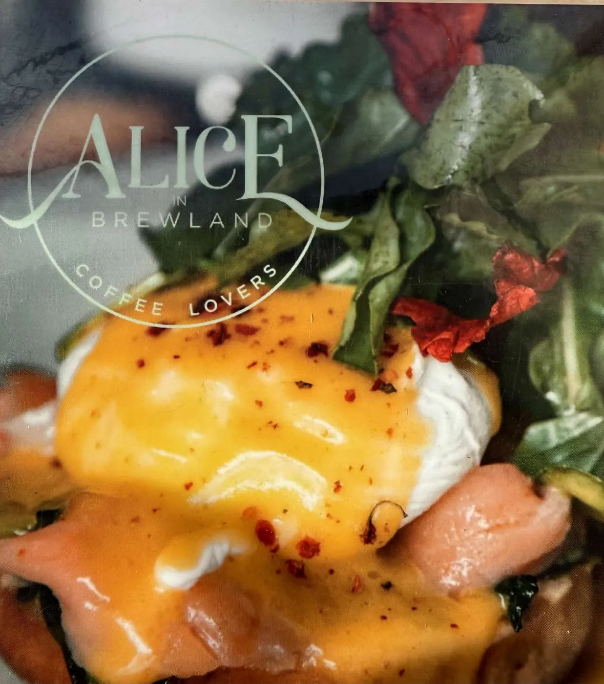 Ovos beneditinos com salmão e o logótipo Alice in Brewland