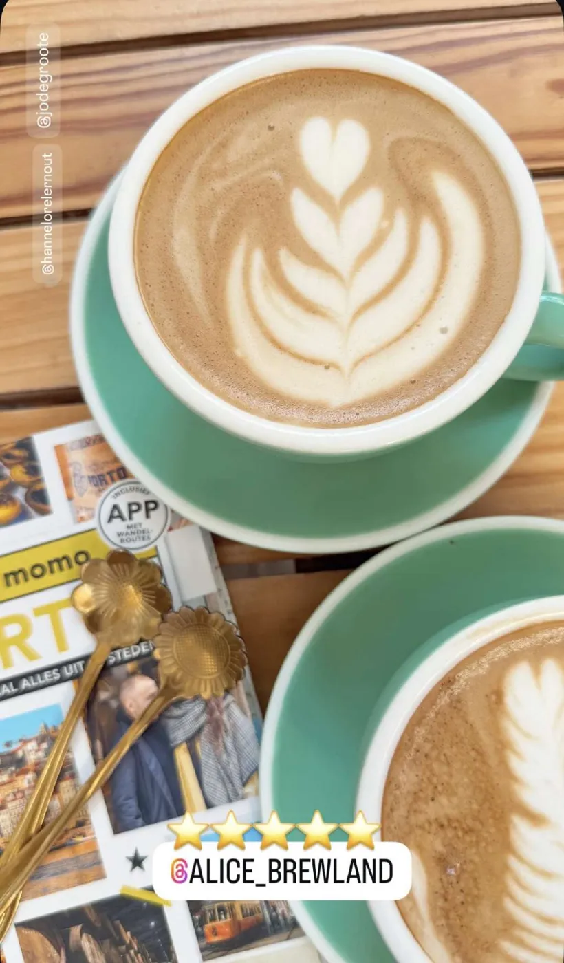 Duas chávenas de café com latte art