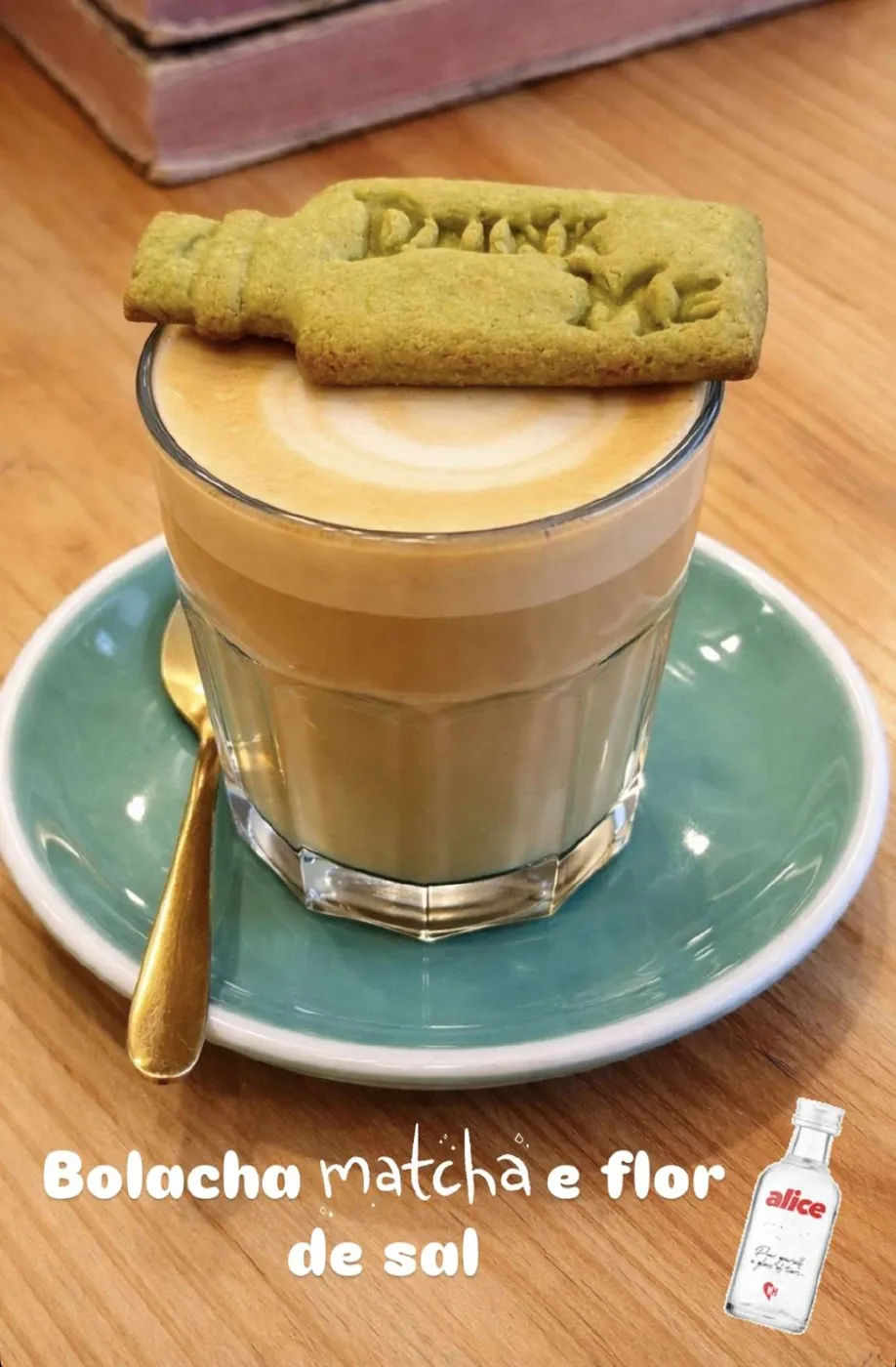 Bolacha de matcha e flor de sal em forma de garrafa Drink Me sobre um café