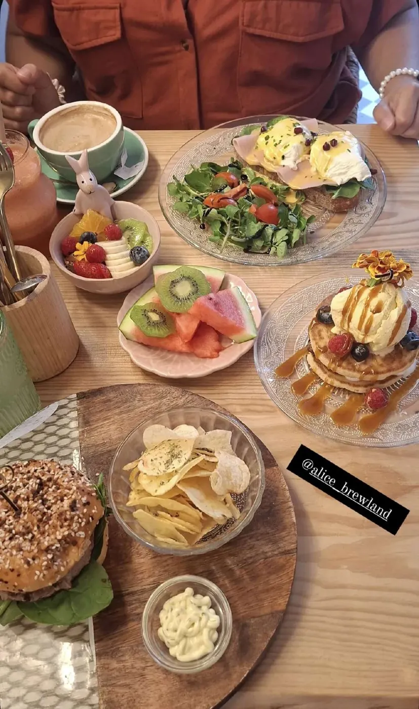 Mesa cheia: ovos beneditinos, panquecas, fruta e bagel